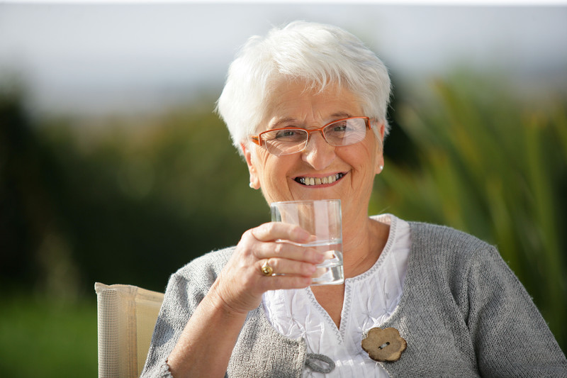 Senior woman drinking a cup of water | Keep Seniors Hydrated | BLOG POST | Comfort Keepers Vancouver